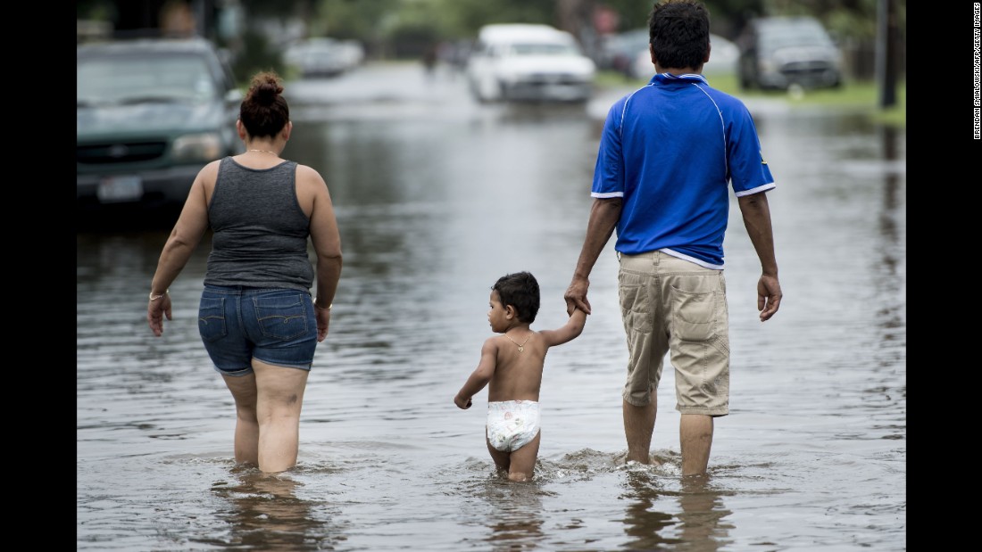 170826155218-47-hurricane-harvey-0826-super-169